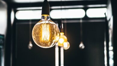 Glödlampa som lyser upp