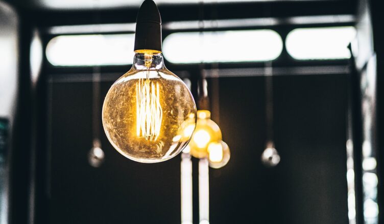 Glödlampa som lyser upp