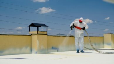 Man som tvättar tak