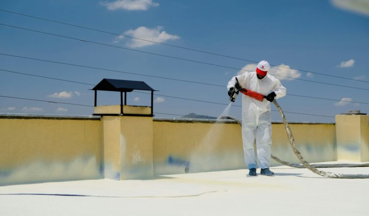 Man som tvättar tak