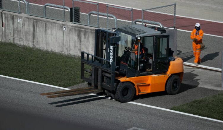 Truck på industriområde
