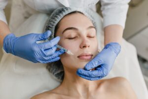 Kvinna på klinik som får botoxbehandling